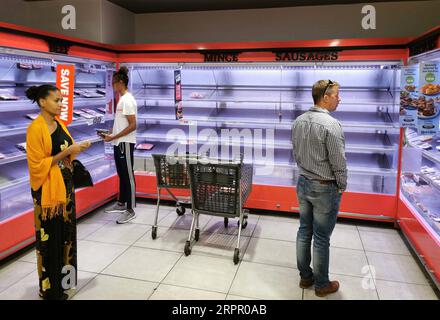 News Bilder des Tages 200324 -- JOHANNESBURG, 24. März 2020 -- Menschen kaufen in einem Supermarkt in Johannesburg, Südafrika, 23. März 2020. Da die COVID-19-Fälle am Montag die Marke von 400 überschritten haben, sagte der südafrikanische Präsident Cyril Ramaphosa, dass am Donnerstag eine landesweite Lockdown eingeführt werde. Die 21-tägige Sperrung würde bis zum 16. April dauern, kündigte der Präsident in Pretoria an. SÜDAFRIKA-JOHANNESBURG-COVID-19 ChenxCheng PUBLICATIONxNOTxINxCHN Stockfoto