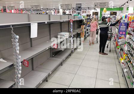 200324 -- JOHANNESBURG, 24. März 2020 -- Menschen kaufen in einem Supermarkt in Johannesburg, Südafrika, 23. März 2020. Da die COVID-19-Fälle am Montag die Marke von 400 überschritten haben, sagte der südafrikanische Präsident Cyril Ramaphosa, dass am Donnerstag eine landesweite Lockdown eingeführt werde. Die 21-tägige Sperrung würde bis zum 16. April dauern, kündigte der Präsident in Pretoria an. SÜDAFRIKA-JOHANNESBURG-COVID-19 ChenxCheng PUBLICATIONxNOTxINxCHN Stockfoto