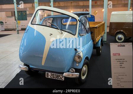 Isetta Isettacarro 500 in blauer Farbe, mit geöffneter Vordertür Stockfoto