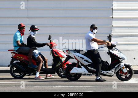 200324 -- HAVANNA, 24. März 2020 Xinhua -- Menschen, die Masken tragen, werden auf einer Straße in Havanna, Kuba, 23. März 2020 gesehen. Der kubanische Präsident Miguel Diaz Canel forderte am Montag die staatlichen Institutionen, den Privatsektor und die Menschen auf, die Kontrolle und Disziplin zu verstärken, um den COVID-19-Ausbruch einzudämmen. Foto von Joaquin Hernandez/Xinhua CUBA-HAVANA-COVID-19 PUBLICATIONxNOTxINxCHN Stockfoto