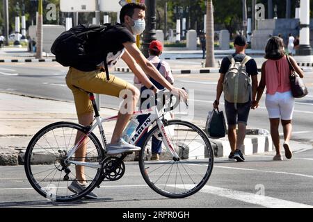 200324 -- HAVANNA, 24. März 2020 Xinhua -- Ein Radfahrer mit Maske wird auf einer Straße in Havanna, Kuba, 23. März 2020 gesehen. Der kubanische Präsident Miguel Diaz Canel forderte am Montag die staatlichen Institutionen, den Privatsektor und die Menschen auf, die Kontrolle und Disziplin zu verstärken, um den COVID-19-Ausbruch einzudämmen. Foto von Joaquin Hernandez/Xinhua CUBA-HAVANA-COVID-19 PUBLICATIONxNOTxINxCHN Stockfoto