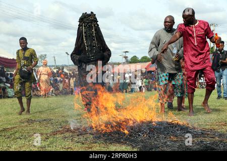 Danafojura, die älteste Maskerade im Königreich Oyo, spielt beim World Sango Festival, einem jährlichen Festival der Yoruba zu Ehren von Sango, in einem brennenden Feuer. eine Donner- und Feuergottheit, die ein Krieger und der dritte König des Oyo-Reiches war, nachdem er Ajaka seinen älteren Bruder nachfolgte. Das Festival ist Gastgeber von Besuchern aus dem ganzen Land und Followern aus dem Ausland. Oyo State, Lagos, Nigeria. Stockfoto