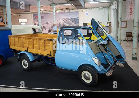 Isetta Isettacarro 500 in blauer Farbe, mit geöffneter Vordertür Stockfoto