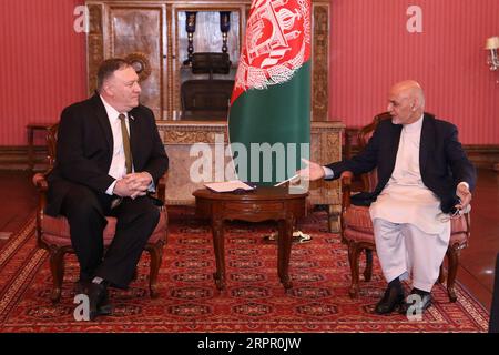 200324 -- KABUL, 24. März 2020 -- der afghanische Präsident Ashraf Ghani R trifft sich am 23. März 2020 mit US-Außenminister Mike Pompeo im Präsidentenpalast in Kabul, der Hauptstadt Afghanistans. US-Außenminister Mike Pompeo besuchte Afghanistan am Montag unangekündigt und führte Gespräche mit dem afghanischen Präsidenten Mohammad Ashraf Ghani, sagte eine Erklärung des Präsidentenpalastes, der hier veröffentlicht wurde. /Handout über Xinhua AFGHANISTAN-KABUL-USA STAATSSEKRETÄR, BESUCH in AfghanxPresidentxPalace PUBLICATIONxNOTxINxCHN Stockfoto