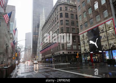 200324 -- NEW YORK, 24. März 2020 -- Fußgänger und Fahrzeuge werden auf der Fifth Avenue in New York, USA, am 23. März 2020 kaum gesehen. Die Zahl der bestätigten COVID-19-Fälle in New York City hat laut Daten des Center for Systems Science and Engineering CSSE an der Johns Hopkins University am Montag Abend Ortszeit 13.119 erreicht. Laut CSSE wurden in der Stadt insgesamt 124 Todesfälle gemeldet. Die größte US-Stadt mit einer Bevölkerung von 8,6 Millionen hat sich zu einem neuen Epizentrum des Ausbruchs entwickelt und nimmt etwa 30 Prozent der landesweiten Zahlen von 43.901. US-NEW YO Stockfoto