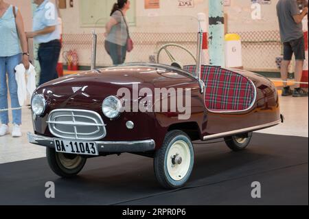 Kastanienbraunes Reina Junior Dreiradfahrzeug Stockfoto