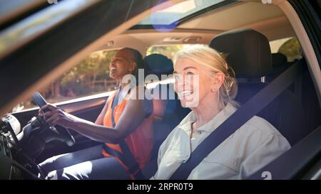 Zwei Ältere Weibliche Freunde Genießen Einen Tagesausflug Mit Dem Auto Stockfoto