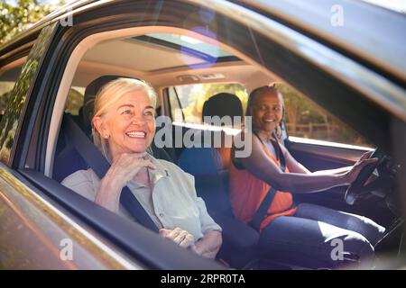 Zwei Ältere Weibliche Freunde Genießen Einen Tagesausflug Mit Dem Auto Stockfoto