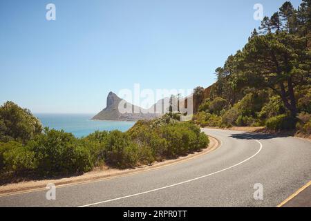 Leere, Gewundene Küstenstraße Rund Um Den Chapmans Peak In Südafrika Stockfoto