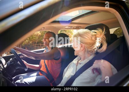 Zwei Ältere Weibliche Freunde Genießen Einen Tagesausflug Mit Dem Auto Stockfoto
