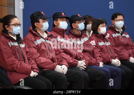 200324 -- BELGRAD, 24. März 2020 -- chinesische Medizinexperten nehmen am 23. März 2020 an einer Pressekonferenz in Belgrad, Serbien, Teil. Serbische Behörden beabsichtigen, die COVID-19-Pandemie in Zusammenarbeit mit chinesischen Experten zu bekämpfen, und haben beschlossen, massive Tests unter der Bevölkerung aufzunehmen, sagte Präsident Aleksandar Vucic auf einer Pressekonferenz am Montag. Krisenstab für COVID-19 traf Experten aus der Frontlinie der Schlacht in China, und laut Vucic, der an der Sitzung teilnahm, diskutierten sie Möglichkeiten für das Gesundheitspersonal, die Virusinfektion zu behandeln und mit dem Virus selbst umzugehen. Serbischer Präsidentenpalast/H Stockfoto