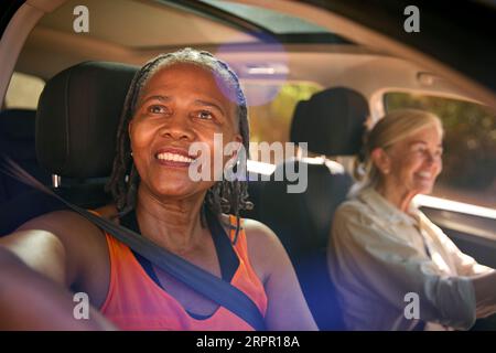 Zwei Ältere Weibliche Freunde Genießen Einen Tagesausflug Mit Dem Auto Stockfoto