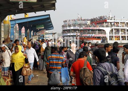 200324 -- DHAKA, 24. März 2020 Xinhua -- Menschen drängen sich am 24. März 2020 in das Sadarghat Launch Terminal in Dhaka, Bangladesch. Die Regierung Bangladeschs hat am Dienstag angekündigt, den öffentlichen Verkehr im ganzen Land ab dem 4. März 26 zu beschränken, da sie versucht, den COVID-19-Ausbruch einzudämmen. Die Regierung Bangladeschs meldete am Dienstag den vierten Tod im Land zusätzlich zu sechs weiteren bestätigten Fällen, was die Gesamtzahl auf 39 erhöht. STR/Xinhua BANGLADESCH-DHAKA-COVID-19-EINSCHRÄNKUNG DES ÖFFENTLICHEN VERKEHRS PUBLICATIONxNOTxINxCHN Stockfoto