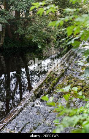 Das Wehr am Calder bei der Hebden Bridge in West Yorkshire. Der Calder mündet in den Rochdale Canal bei der Hebden Bridge. Stockfoto