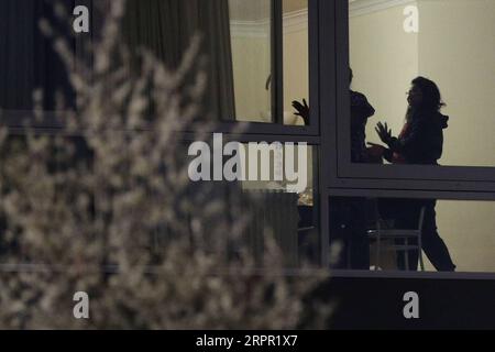 200325 -- BRÜSSEL, 25. März 2020 -- Menschen applaudieren auf ihrem Balkon, um Respekt gegenüber den Menschen zu zeigen, die an vorderster Front gegen die COVID-19-Pandemie in Brüssel, Belgien, am 24. März 2020 arbeiten. BELGIEN-BRÜSSEL-COVID-19-CITIZENS ZhengxHuansong PUBLICATIONxNOTxINxCHN Stockfoto