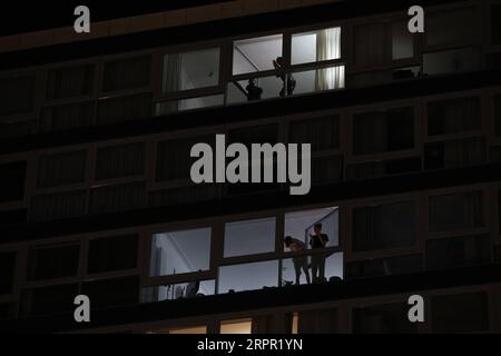 200325 -- BRÜSSEL, 25. März 2020 -- Menschen applaudieren auf ihrem Balkon, um Respekt gegenüber den Menschen zu zeigen, die an vorderster Front gegen die COVID-19-Pandemie in Brüssel, Belgien, am 24. März 2020 arbeiten. BELGIEN-BRÜSSEL-COVID-19-CITIZENS ZhengxHuansong PUBLICATIONxNOTxINxCHN Stockfoto