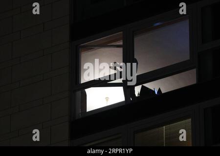 200325 -- BRÜSSEL, 25. März 2020 -- Ein Bürger applaudiert auf dem Balkon, um Respekt gegenüber den Menschen zu zeigen, die an vorderster Front gegen die COVID-19-Pandemie in Brüssel, Belgien, am 24. März 2020 arbeiten. BELGIEN-BRÜSSEL-COVID-19-CITIZENS ZhengxHuansong PUBLICATIONxNOTxINxCHN Stockfoto