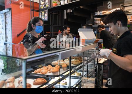 200325 -- SANTIAGO, 25. März 2020 Xinhua -- Ein Kunde, der Maske trägt, bestellt in einem Café in Santiago, Chile, 24. März 2020. Chile hatte 922 bestätigte Fälle von COVID-19 und zwei Todesfälle, teilte das Gesundheitsministerium von Chile am Dienstag mit. Foto von Jorge Villegas/Xinhua CHILE-SANTIAGO-COVID-19 PUBLICATIONxNOTxINxCHN Stockfoto