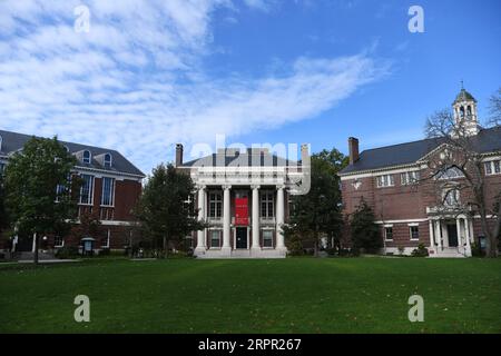 200325 -- WASHINGTON, 25. März 2020 -- Aktenfoto vom 14. Oktober 2018 zeigt den Campus der Harvard University in Cambridge, Massachusetts, USA. Lawrence Bacow, Präsident der Harvard University, sagte am Dienstag, dass er und seine Frau Adele Bacow beide positiv auf das Coronavirus getestet wurden. U.S.-HARVARD-PRESIDENT-COVID-19-POSITIVE LiuxJie PUBLICATIONxNOTxINxCHN Stockfoto