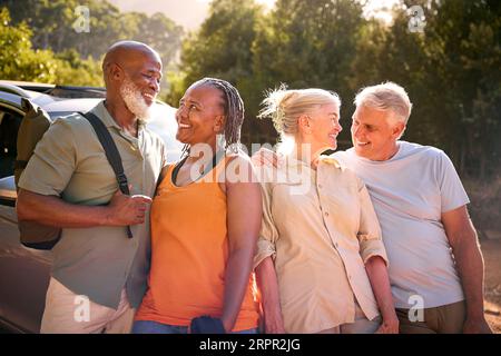 Gruppe Von Senioren, Die Gemeinsam Mit Dem Auto In Die Landschaft Wandern Stockfoto