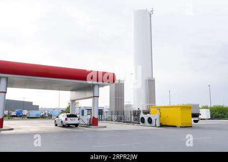 Flüssiggas- und komprimierte Erdgas-Tankstelle. Stockfoto