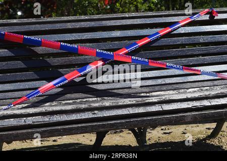 200325 -- BRÜSSEL, 25. März 2020 -- Eine Bank wird von der Polizei in einem Park in Brüssel, Belgien, am 25. März 2020, mit dem Absperrband gefesselt gesehen. Bänke in Parks wurden verboten, weil sie sitzen mussten, um zu verhindern, dass sich die Leute versammeln oder zu lange in den Parks bleiben. BELGIEN-BRÜSSEL-COVID-19-PARK-BANK ZhengxHuansong PUBLICATIONxNOTxINxCHN Stockfoto