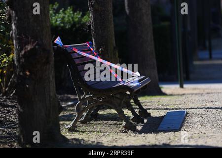 200325 -- BRÜSSEL, 25. März 2020 -- Eine Bank wird von der Polizei in einem Park in Brüssel, Belgien, am 25. März 2020, mit dem Absperrband gefesselt gesehen. Bänke in Parks wurden verboten, weil sie sitzen mussten, um zu verhindern, dass sich die Leute versammeln oder zu lange in den Parks bleiben. BELGIEN-BRÜSSEL-COVID-19-PARK-BANK ZhengxHuansong PUBLICATIONxNOTxINxCHN Stockfoto