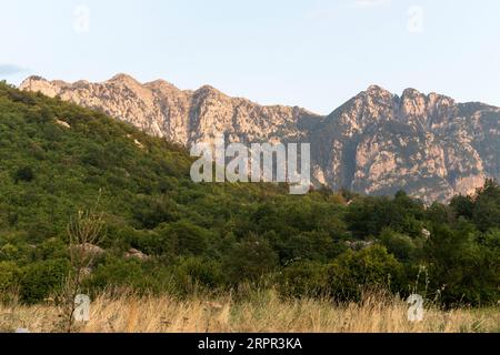 Albanische Bergalpen. Berglandschaft, malerischer Bergblick im Sommer, großes Panorama Stockfoto