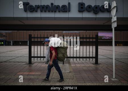 200326 -- BOGOTA, 26. März 2020 Xinhua -- Ein Fußgängerweg vor einem Busbahnhof in Bogota, Kolumbien, 24. März 2020. Die Länder Lateinamerikas haben am Mittwoch die Maßnahmen zur Eindämmung der COVID-19-Pandemie verschärft, da die Infektionsraten weiter gestiegen sind. Kolumbien, in dem 470 Fälle gemeldet wurden, hat bis zum 13. April eine landesweite Sperrung eingeleitet. Foto: Jhon Paz/Xinhua COLOMBIA-BOGOTA-COVID-19 PUBLICATIONxNOTxINxCHN Stockfoto