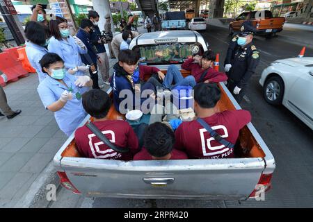 200326 -- BANGKOK, 26. März 2020 -- Mitarbeiter überprüfen die Körpertemperatur von Passagieren an einem Screening-Point in Bangkok, Thailand, 26. März 2020. Der thailändische Premierminister Prayut Chan-o-cha kündigte am Mittwoch ein Notdekret an, das von März 26 bis April 30 gilt und strenge Maßnahmen vorsieht, die die Behörden ergreifen müssen, um die COVID-19-Pandemie im ganzen Land einzudämmen. THAILAND-BANGKOK-COVID-19-NOTSTANDSDEKRET RachenxSageamsak PUBLICATIONxNOTxINxCHN Stockfoto