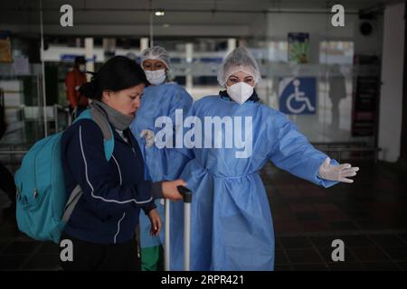 200326 -- BOGOTA, 26. März 2020 Xinhua -- Ein Mitarbeiter, der eine Maske und einen Schutzanzug trägt, führt einen Passagier an einem Busbahnhof in Bogota, Kolumbien, 24. März 2020. Die Länder Lateinamerikas haben am Mittwoch die Maßnahmen zur Eindämmung der COVID-19-Pandemie verschärft, da die Infektionsraten weiter gestiegen sind. Kolumbien, in dem 470 Fälle gemeldet wurden, hat bis zum 13. April eine landesweite Sperrung eingeleitet. Foto: Jhon Paz/Xinhua COLOMBIA-BOGOTA-COVID-19 PUBLICATIONxNOTxINxCHN Stockfoto