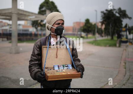 200326 -- BOGOTA, 26. März 2020 Xinhua -- Ein Verkäufer mit Maske wird am Busbahnhof in Bogota, Kolumbien, am 24. März 2020 gesehen. Die Länder Lateinamerikas haben am Mittwoch die Maßnahmen zur Eindämmung der COVID-19-Pandemie verschärft, da die Infektionsraten weiter gestiegen sind. Kolumbien, in dem 470 Fälle gemeldet wurden, hat bis zum 13. April eine landesweite Sperrung eingeleitet. Foto: Jhon Paz/Xinhua COLOMBIA-BOGOTA-COVID-19 PUBLICATIONxNOTxINxCHN Stockfoto