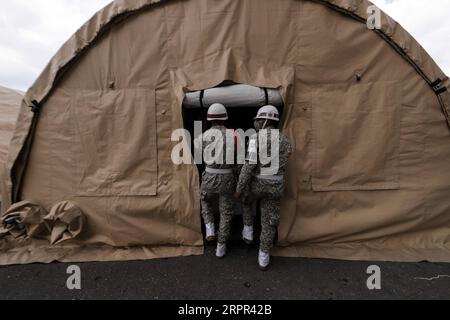 200326 -- BOGOTA, 26. März 2020 Xinhua -- zwei kolumbianische Soldaten bringen Lieferungen in ein provisorisches Krankenhaus für COVID-19-Patienten in Bogota, Kolumbien, 25. März 2020. Die Länder Lateinamerikas haben am Mittwoch die Maßnahmen zur Eindämmung der COVID-19-Pandemie verschärft, da die Infektionsraten weiter gestiegen sind. Kolumbien, in dem 470 Fälle gemeldet wurden, hat bis zum 13. April eine landesweite Sperrung eingeleitet. Foto: Jhon Paz/Xinhua COLOMBIA-BOGOTA-COVID-19 PUBLICATIONxNOTxINxCHN Stockfoto