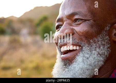 Nahaufnahme Porträt Eines Lächelnden Älteren Mannes Im Freien Auf Dem Land Stockfoto