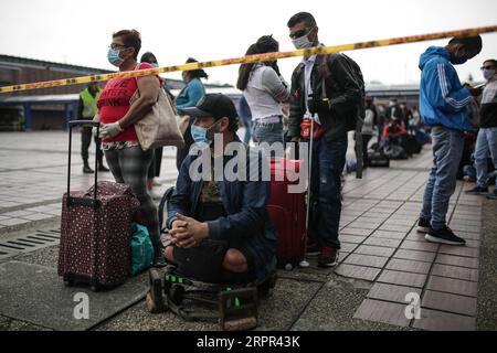 200326 -- BOGOTA, 26. März 2020 Xinhua -- Passagiere mit Masken warten an einem Busbahnhof in Bogota, Kolumbien, 24. März 2020. Die Länder Lateinamerikas haben am Mittwoch die Maßnahmen zur Eindämmung der COVID-19-Pandemie verschärft, da die Infektionsraten weiter gestiegen sind. Kolumbien, in dem 470 Fälle gemeldet wurden, hat bis zum 13. April eine landesweite Sperrung eingeleitet. Foto: Jhon Paz/Xinhua COLOMBIA-BOGOTA-COVID-19 PUBLICATIONxNOTxINxCHN Stockfoto