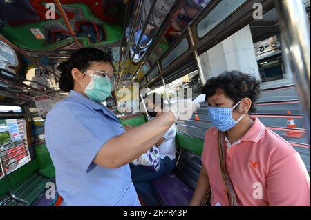 200326 -- BANGKOK, 26. März 2020 -- Ein Mitarbeiter überprüft die Körpertemperatur eines Passagiers an einem Screening-Point in Bangkok, Thailand, 26. März 2020. Der thailändische Premierminister Prayut Chan-o-cha kündigte am Mittwoch ein Notdekret an, das von März 26 bis April 30 gilt und strenge Maßnahmen vorsieht, die die Behörden ergreifen müssen, um die COVID-19-Pandemie im ganzen Land einzudämmen. THAILAND-BANGKOK-COVID-19-NOTSTANDSDEKRET RachenxSageamsak PUBLICATIONxNOTxINxCHN Stockfoto