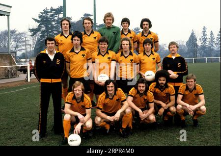 Wolverhampton Wanderers FC Team Kader 1980 Mel Eves, Norman Bell, Paul Bradshaw, Wayne Clarke, Geoff Palmer. Richie Barker, Colin Brazier, Emlyn Hughes, Andy Grey, John Richards, John Malam. Willie Carr, Kenny Hibbitt, Peter Daniel, George Berry, Derek Parkin. Stockfoto