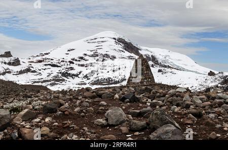 Monumento Simon Bolívar unter dem Andenberg Chimborazo Stockfoto