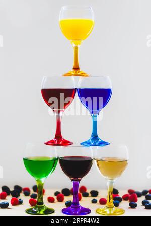 Ein Stapel farbenfroher, fruchtiger Getränke mit verschiedenen Beeren Stockfoto