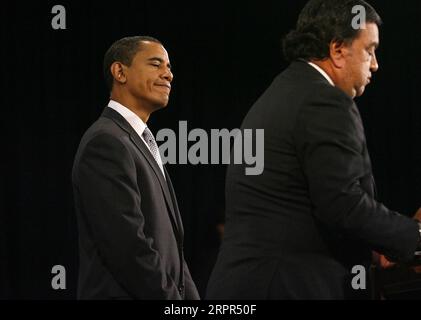 Chicago, Illinois, Handelsminister und New, Mexiko. Dezember 2008. Gouverneur Bill Richardson (R) spricht Reporter an, während der designierte Präsident Barack Obama auf der Pressekonferenz in Chicago am 3. Dezember 2008 an seiner Seite steht. Foto: Brian Kersey/Pool/SIPA USA/0812032024 Credit: SIPA USA/Alamy Live News Stockfoto