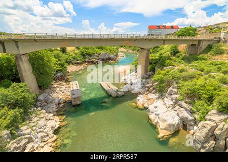 MESI-Brücke, historische Steinkonstruktion in Albanien. Besucher können die Schönheit der Stadt bewundern und die bezaubernden Naturlandschaften entdecken, die sie umgeben Stockfoto
