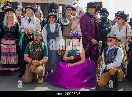 Steampunks steigen auf Eastbourne zum Eastbourne Steampunk Festival mit einer Parade entlang der Küste in Eastbourne, East Sussex, Großbritannien im September ab Stockfoto