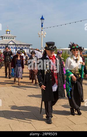 Steampunks steigen auf Eastbourne zum Eastbourne Steampunk Festival mit einer Parade entlang der Küste in Eastbourne, East Sussex, Großbritannien im September ab Stockfoto