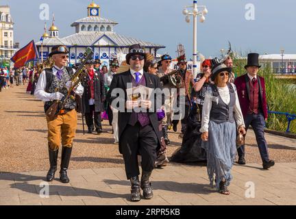 Steampunks steigen auf Eastbourne zum Eastbourne Steampunk Festival mit einer Parade entlang der Küste in Eastbourne, East Sussex, Großbritannien im September ab Stockfoto