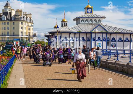 Steampunks steigen auf Eastbourne zum Eastbourne Steampunk Festival mit einer Parade entlang der Küste in Eastbourne, East Sussex, Großbritannien im September ab Stockfoto