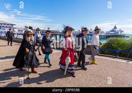 Steampunks steigen auf Eastbourne zum Eastbourne Steampunk Festival mit einer Parade entlang der Küste in Eastbourne, East Sussex, Großbritannien im September ab Stockfoto