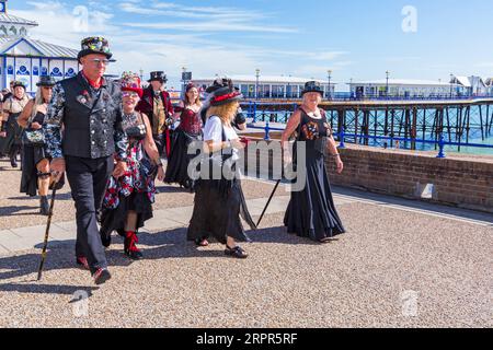 Steampunks steigen auf Eastbourne zum Eastbourne Steampunk Festival mit einer Parade entlang der Küste in Eastbourne, East Sussex, Großbritannien im September ab Stockfoto