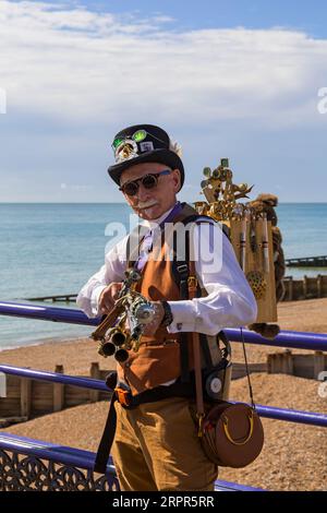 Steampunk-Porträt als Steampunks auf Eastbourne für das Eastbourne Steampunk Festival in Eastbourne, East Sussex, Großbritannien im September Stockfoto