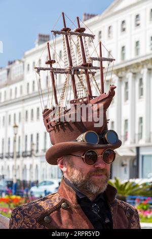 Steampunk-Porträt als Steampunks auf Eastbourne für das Eastbourne Steampunk Festival in Eastbourne, East Sussex, Großbritannien im September Stockfoto