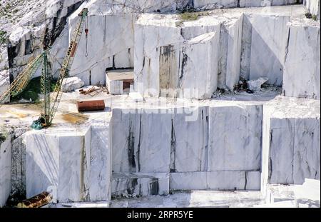 Hohe Steinberge und Marmorbrüche im Apennin in der Toskana, Carrara Italien. Offener Marmorabbau. Stockfoto